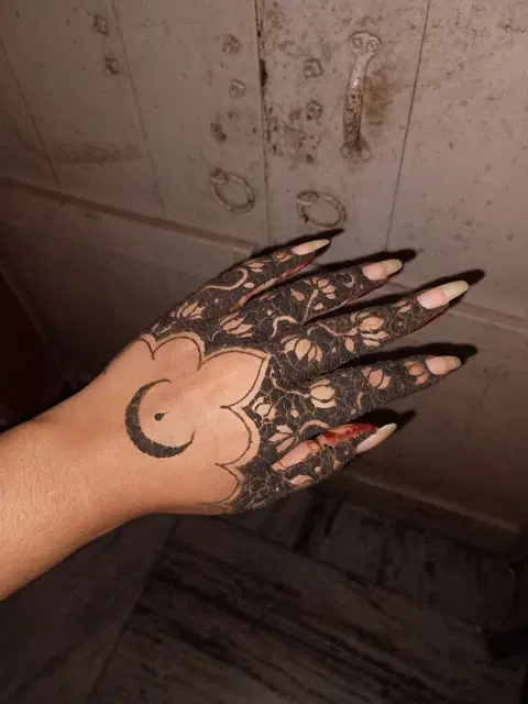 simple circle back hand mehndi design