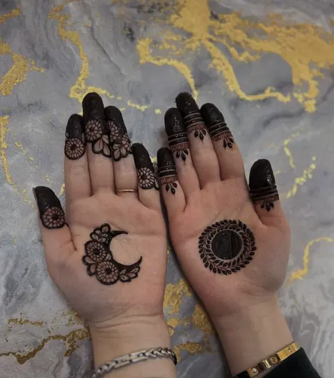 aesthetic simple circle finger mehndi design