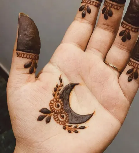 aesthetic circle front hand mehndi design