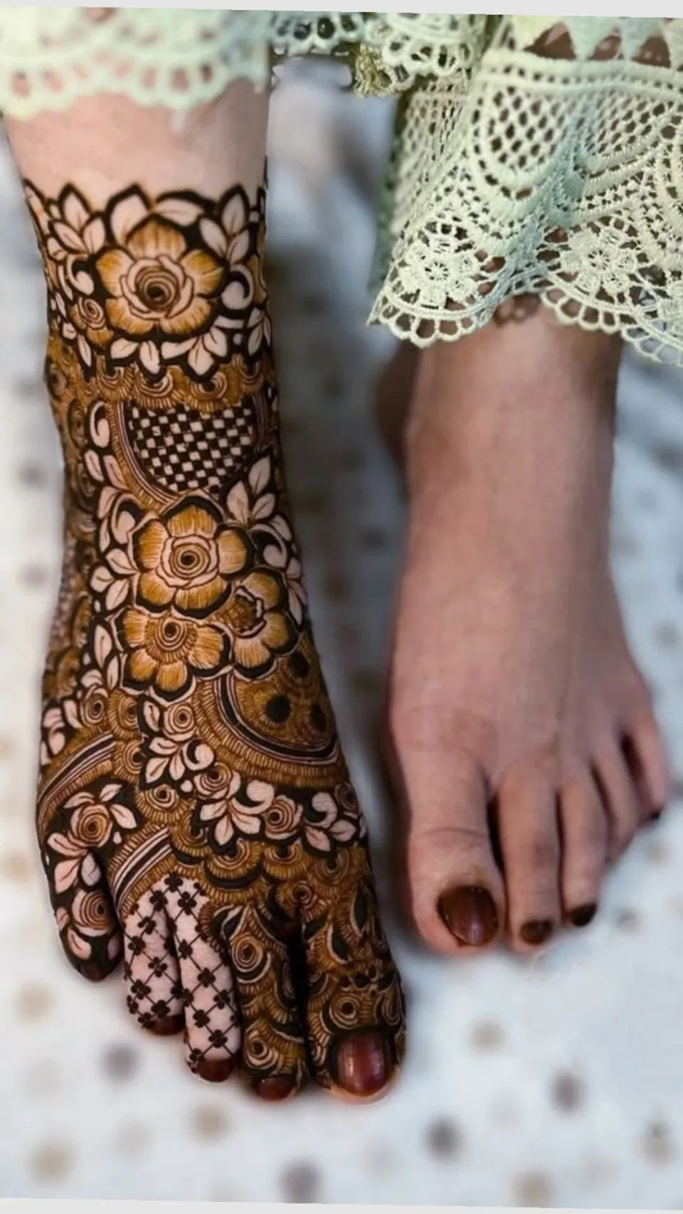 Bridal Stylish Back Hand Mehndi Design for Engagement (11)