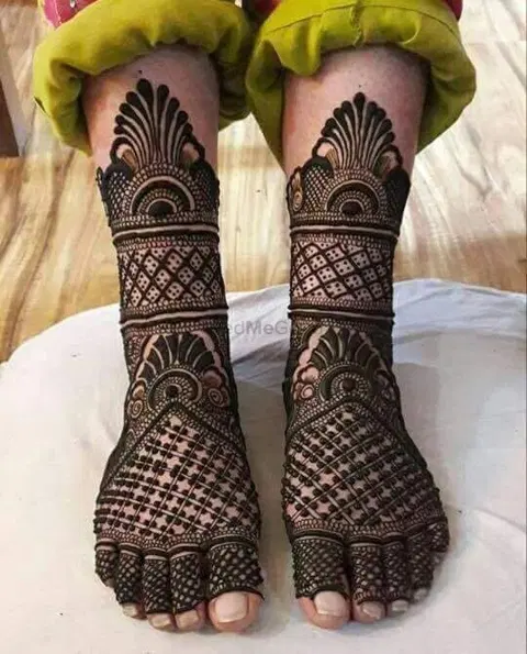 bridal stylish figure foot mehndi design