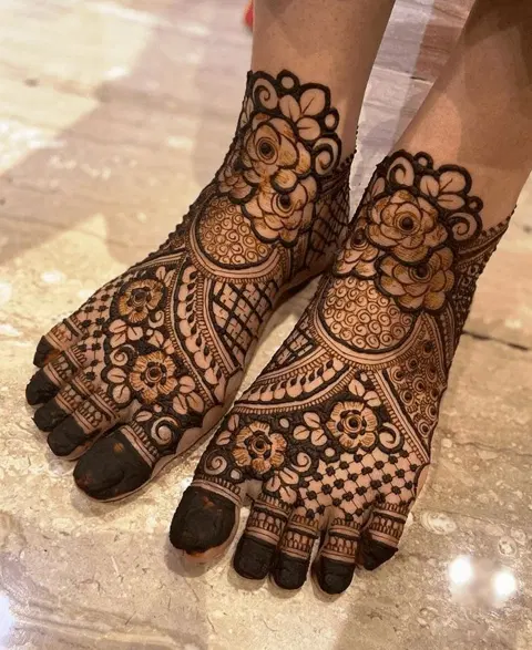 bridal stylish figure foot mehndi design