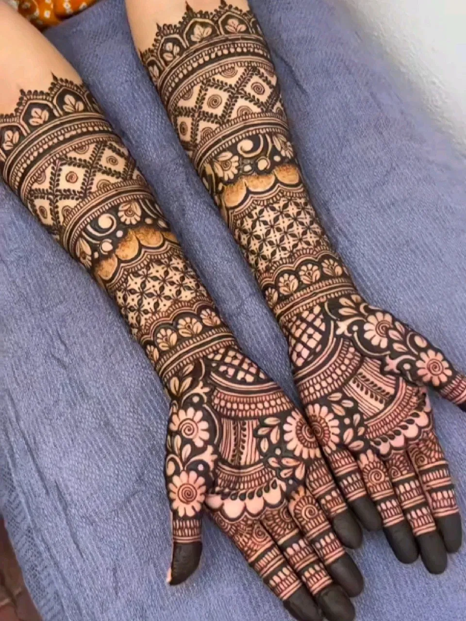 Aesthetic Bridal Foot Mehndi Design with Figures for Diwali