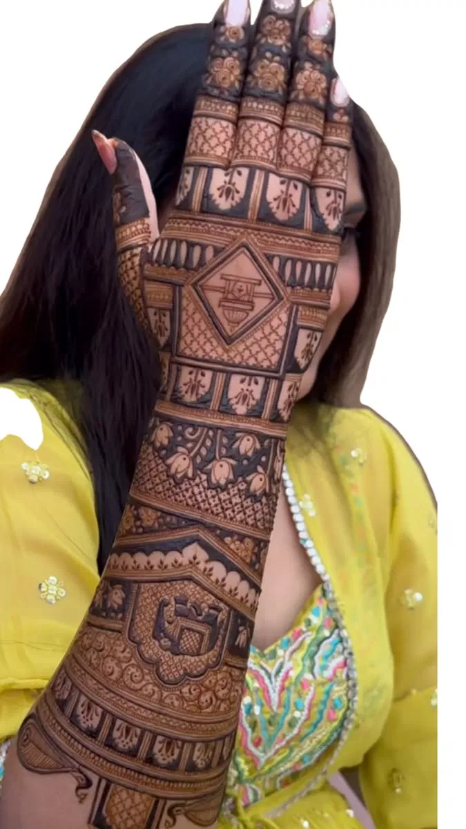 Aesthetic Bridal Back Hand Mehndi Design with Figures for Karwa Chauth (3)