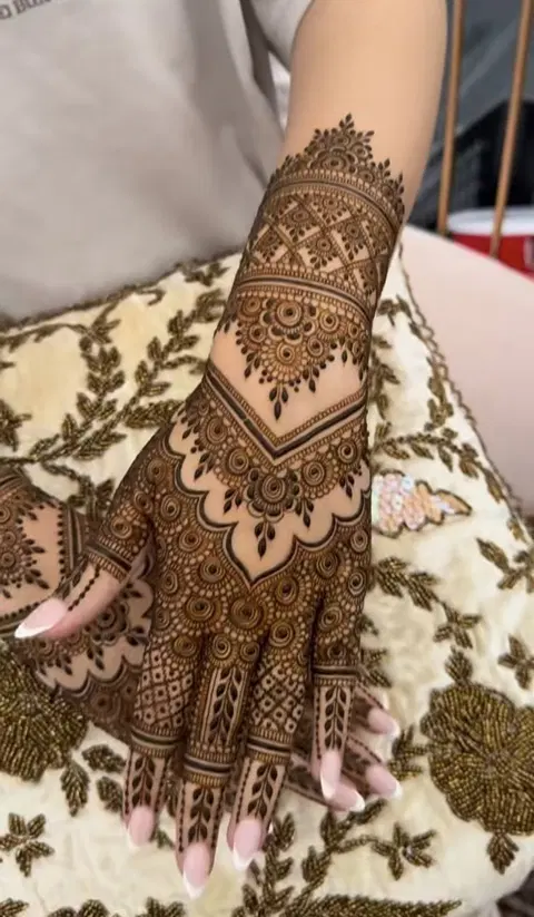 aesthetic bridal back hand mehndi design