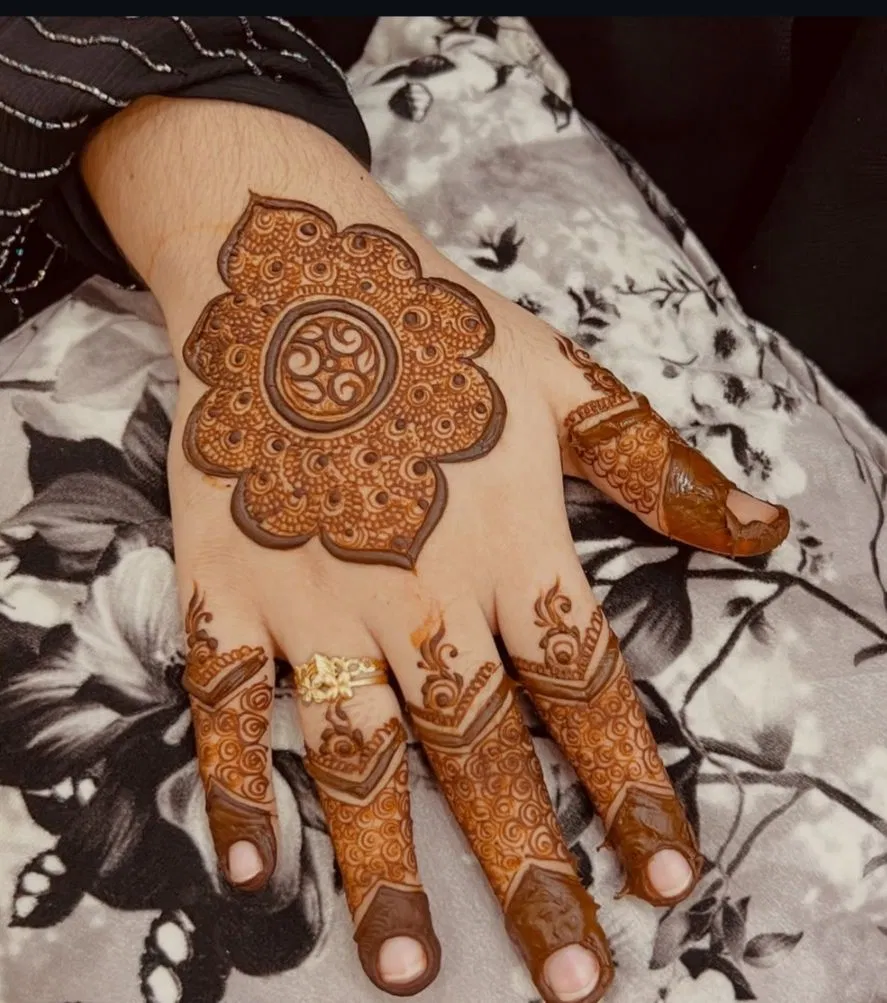 Aesthetic Pakistani Back Hand Mehndi Design with Gol Tikki and Lotus (3)