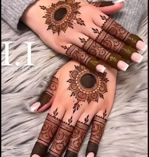 indian simple circle back hand mehndi design