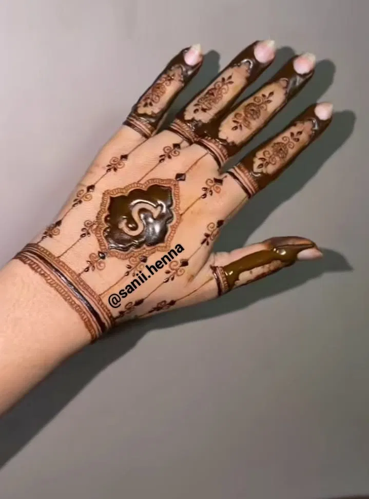 Simple Stylish Back Hand Mehndi Design with Flowers and Hidden Name (3)