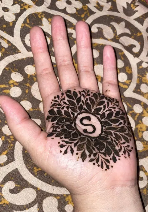 simple stylish circle back hand mehndi design