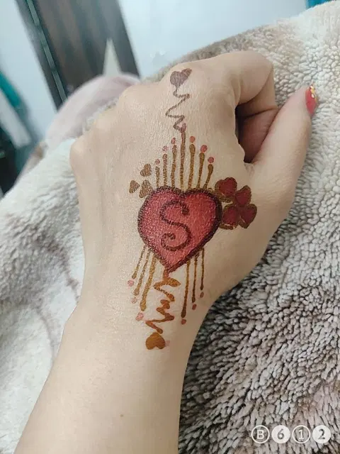 simple heart mehndi design