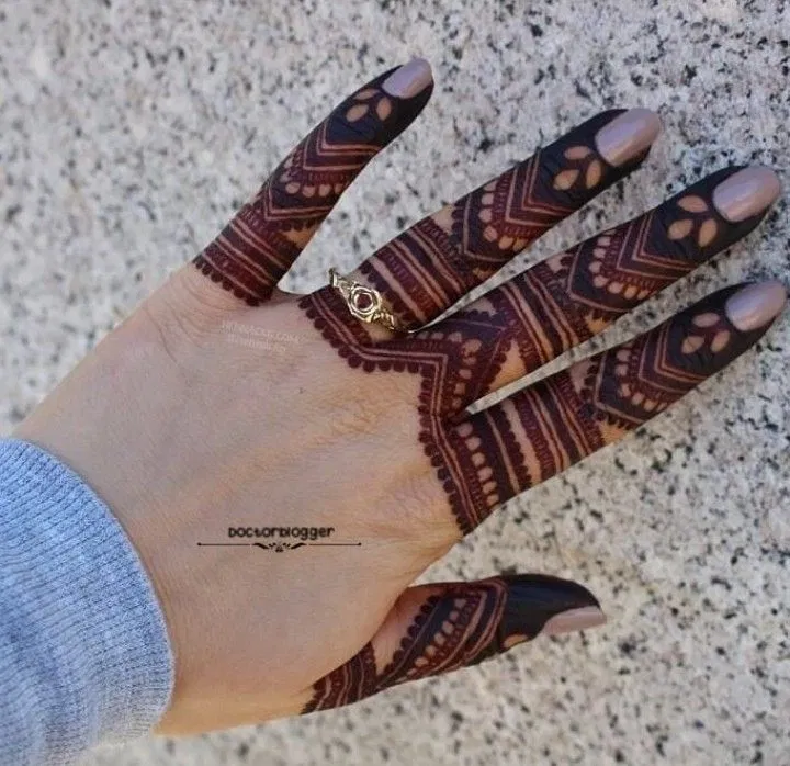 Royal Simple Back Hand Mehndi Design with Gol Tikki (2)