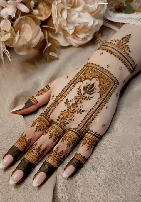 aesthetic moroccan circle back hand mehndi design
