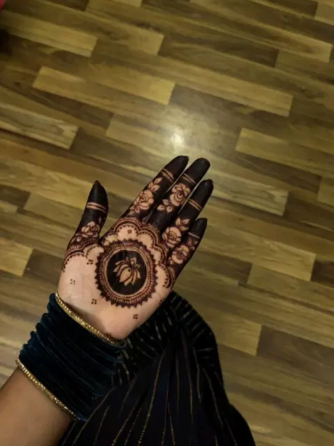 simple stylish circle finger mehndi design