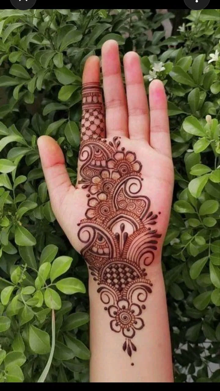 Aesthetic Arabic Front Hand Mehndi Design with Bel, Gol Tikki and Flowers for Diwali (8)