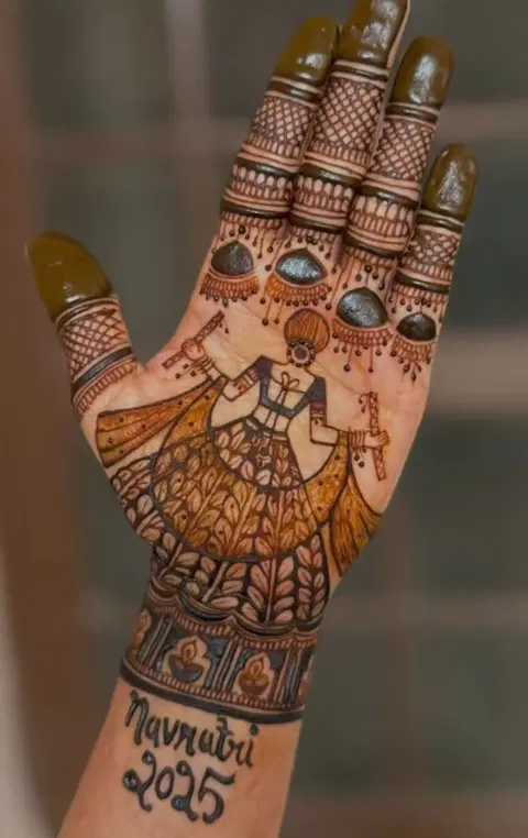bridal stylish figure back hand mehndi design