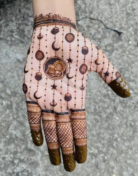 simple stylish moon back hand mehndi design