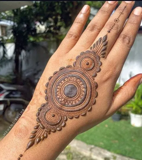 simple circle back hand mehndi design