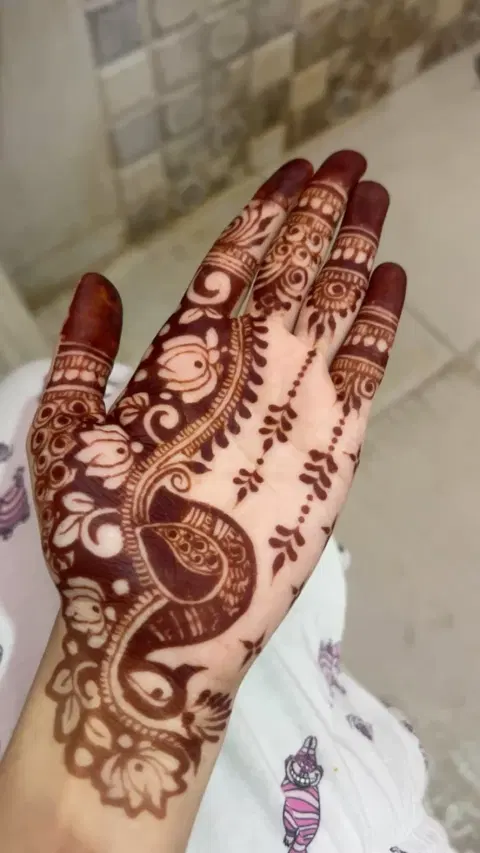 simple stylish finger mehndi design