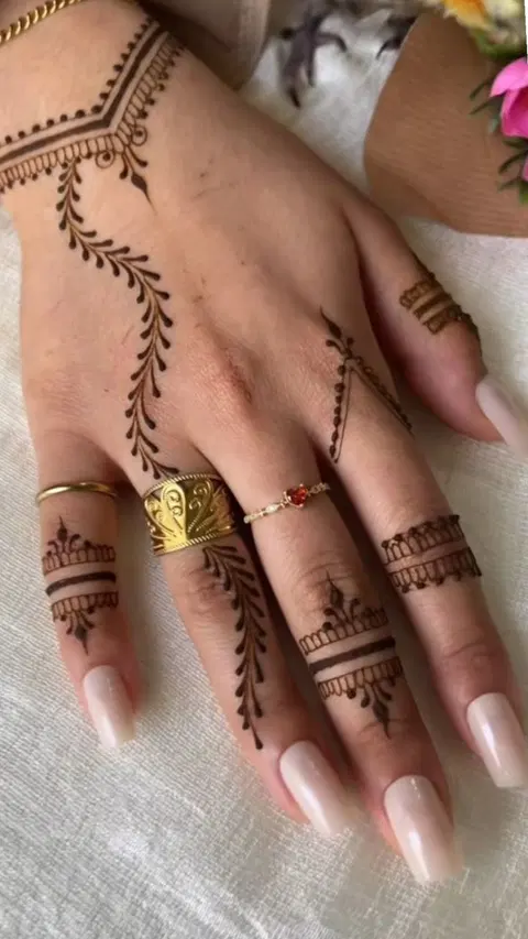 aesthetic minimal back hand mehndi design
