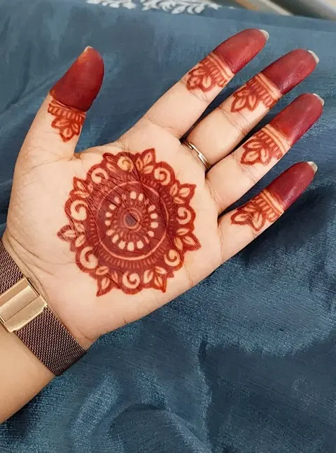 simple stylish circle back hand mehndi design