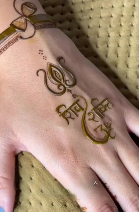 simple deity back hand mehndi design
