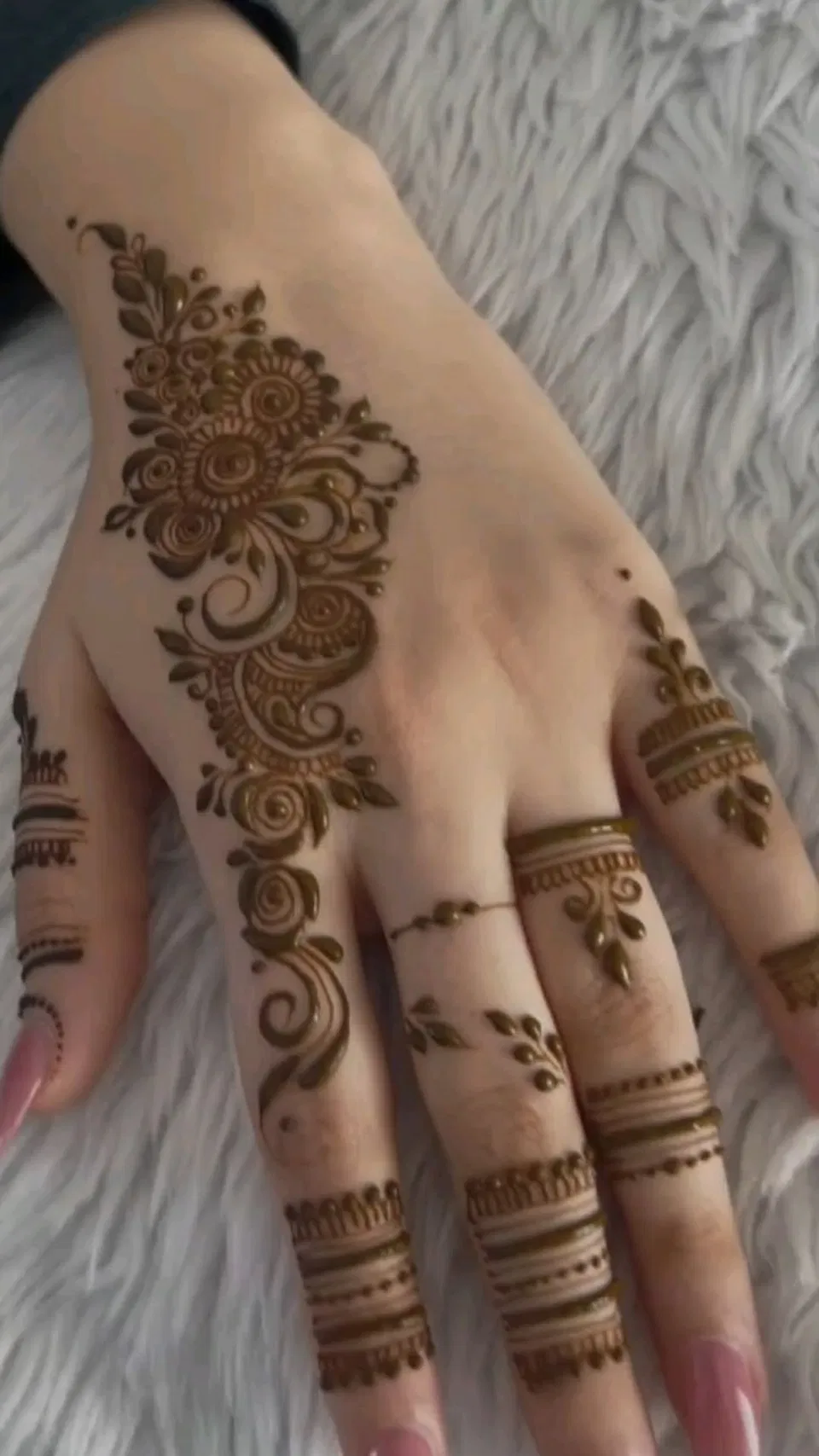 Aesthetic Arabic Back Hand Mehndi Design with Bel for Eid (3)