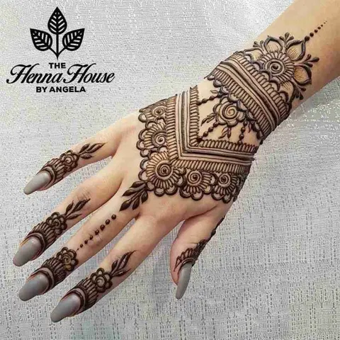 simple stylish back hand mehndi design