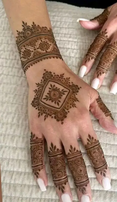 minimal simple circle back hand mehndi design