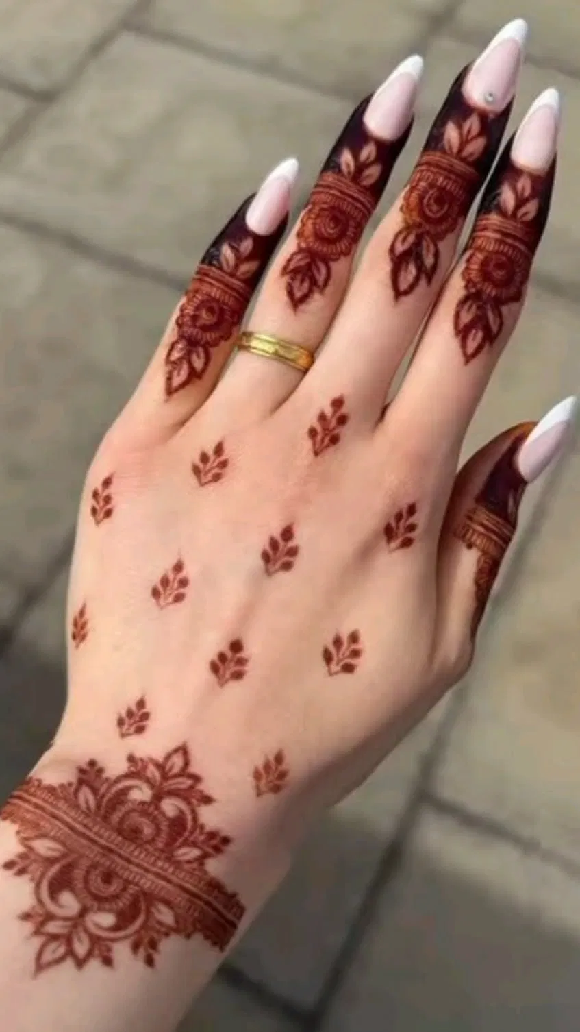 Aesthetic Arabic Back Hand Mehndi Design with Flowers for Eid (5)