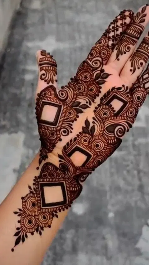 aesthetic arabic back hand mehndi design