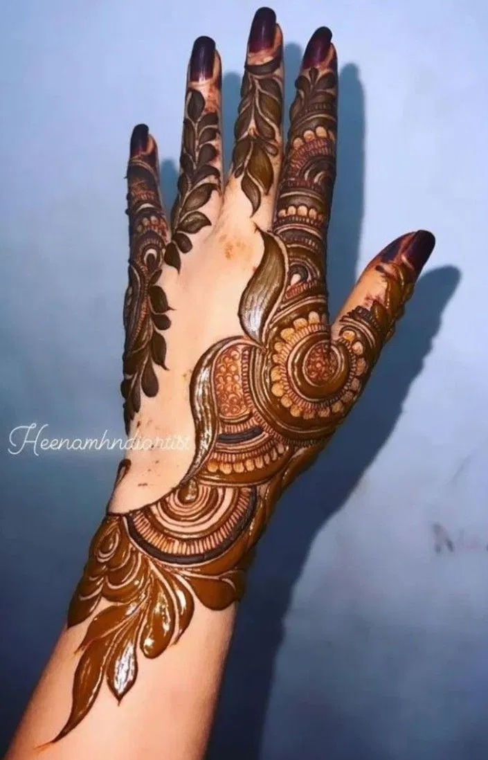 Dubai Stylish Back Hand Mehndi Design with Moon