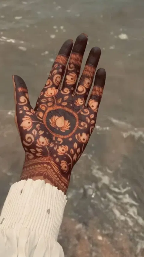 stylish circle back hand mehndi design