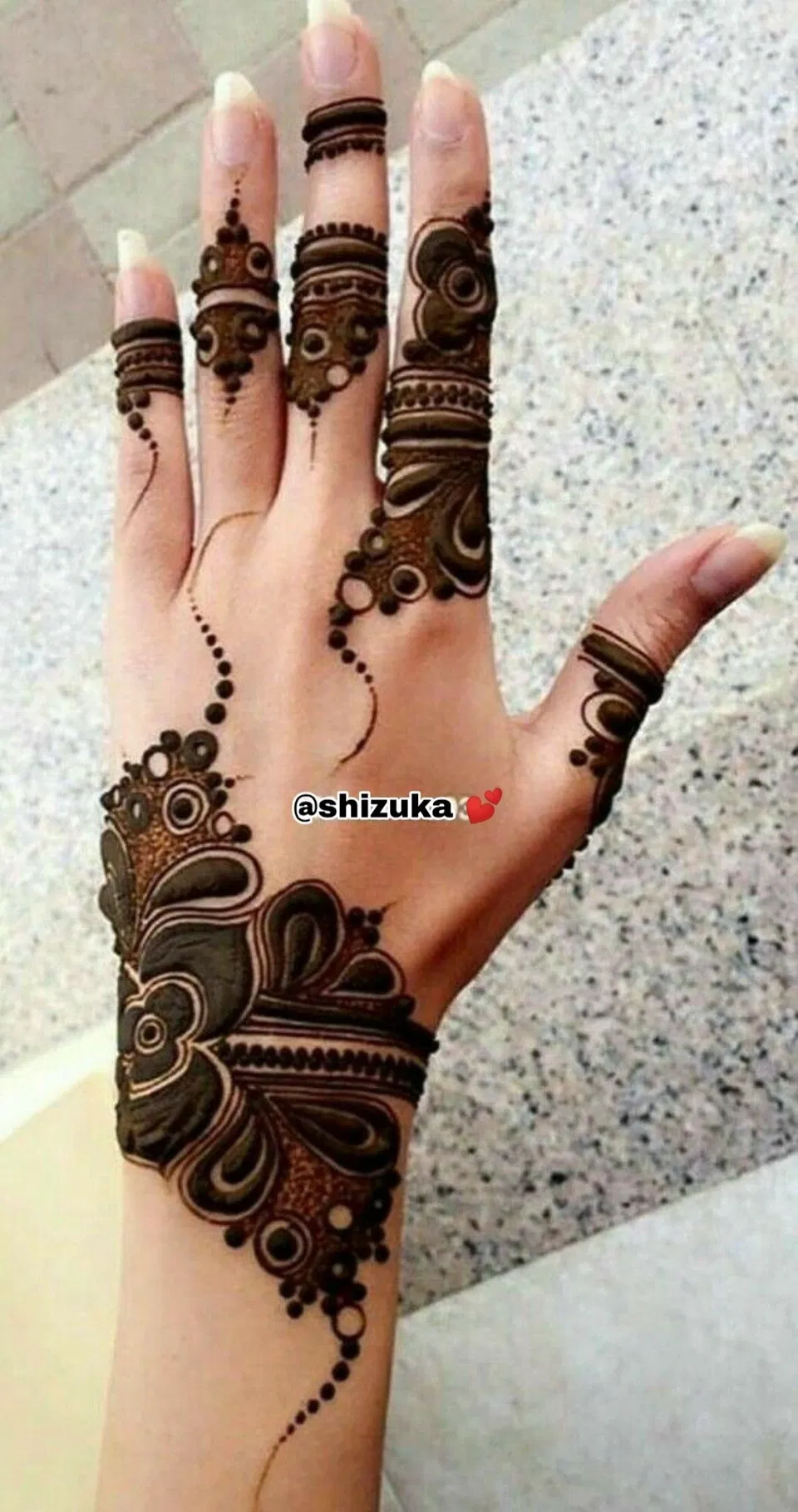 Simple Stylish Finger Mehndi Design with Bel