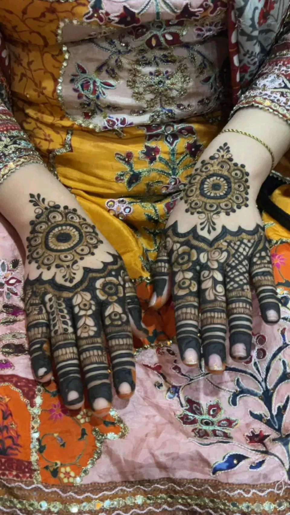 Bridal Stylish Back Hand Mehndi Design with Gol Tikki, Figures and Moon for Karwa Chauth (3)
