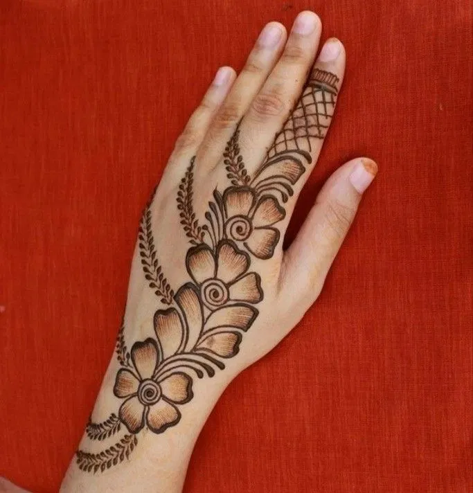 Arabic Simple Back Hand Mehndi Design (6)