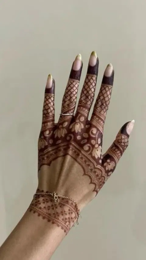 aesthetic bridal back hand mehndi design