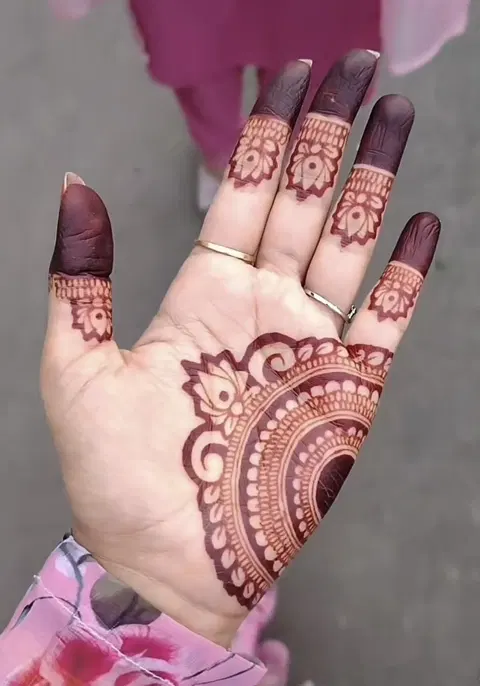 simple circle finger mehndi design