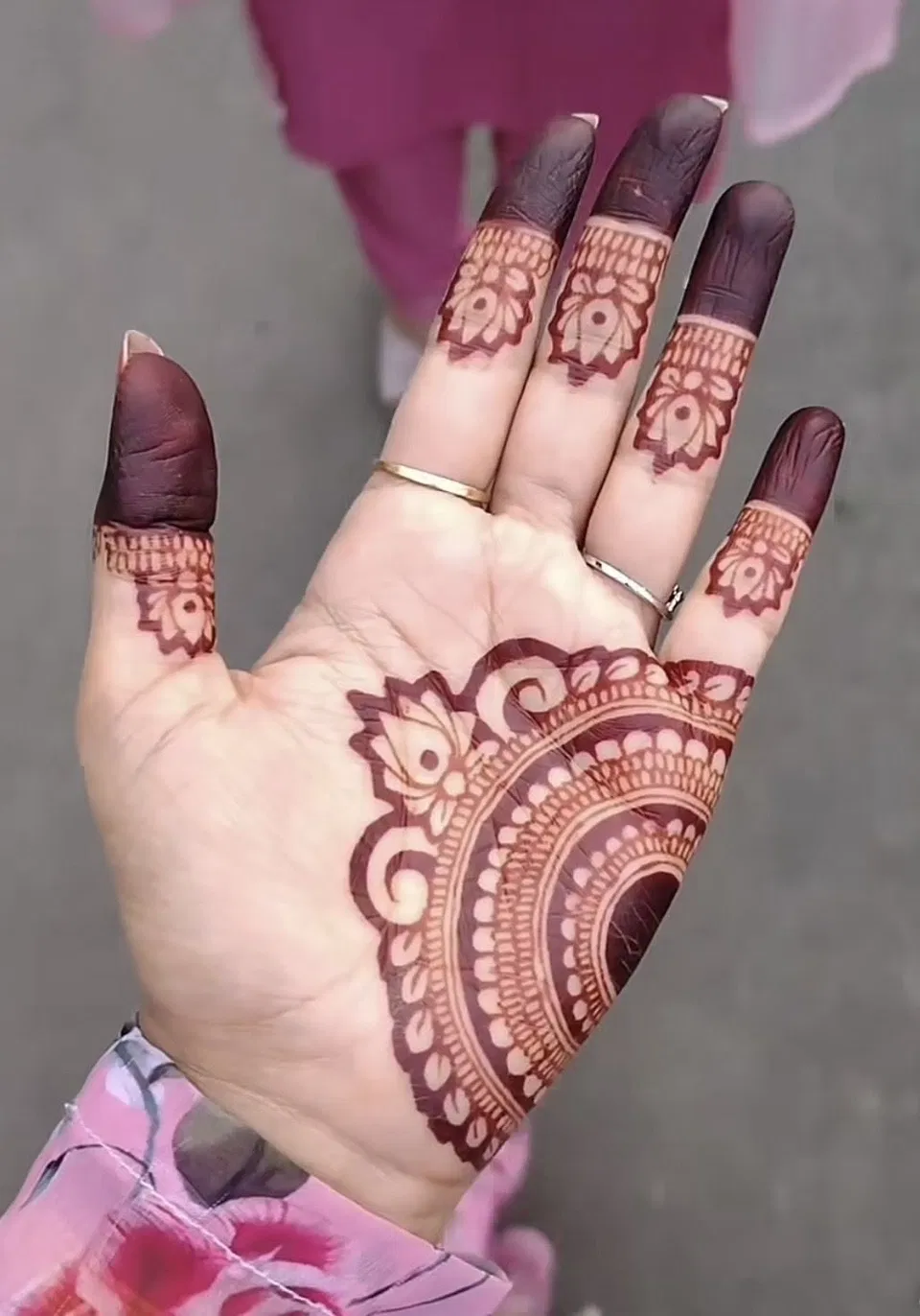 Simple Finger Mehndi Design with Gol Tikki for Sawan