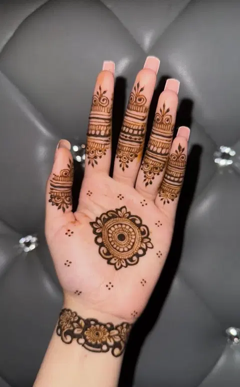 minimal simple circle front hand mehndi design