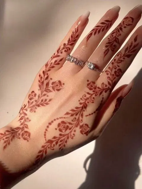 aesthetic minimal finger mehndi design