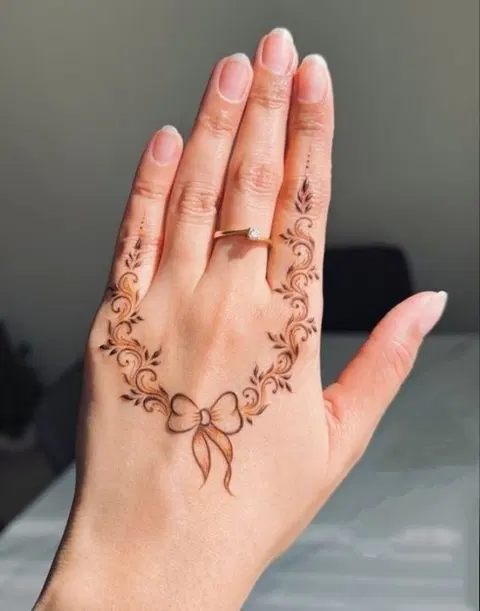 aesthetic simple back hand mehndi design