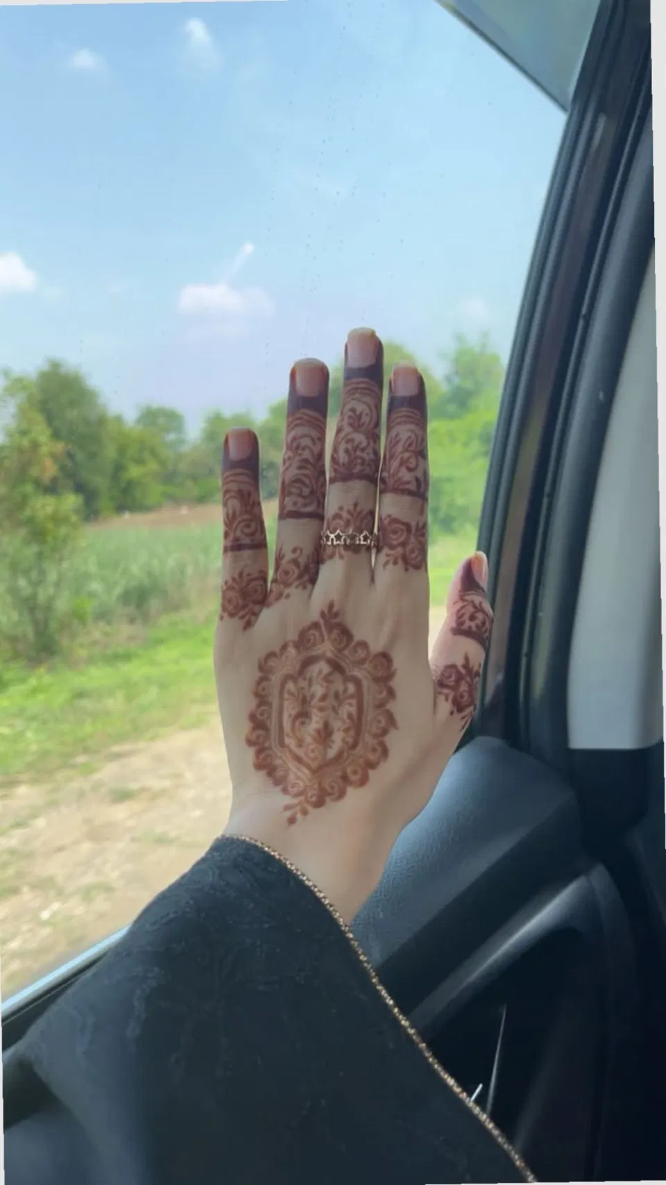 Aesthetic Simple Finger Mehndi Design with Gol Tikki (2)