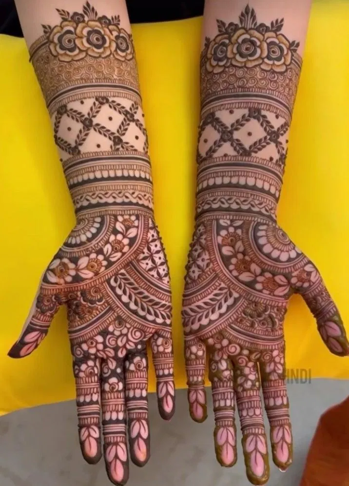 Bridal Stylish Front Hand Mehndi Design with Gol Tikki and Figures for Engagement (6)