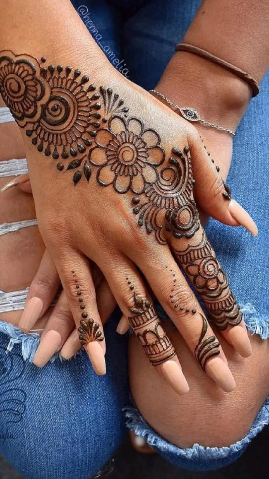 Aesthetic Arabic Back Hand Mehndi Design with Bel (14)