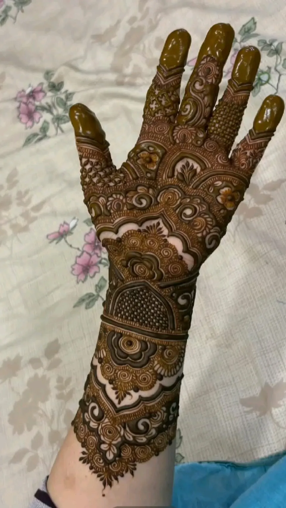 Bridal Stylish Finger Mehndi Design with Figures