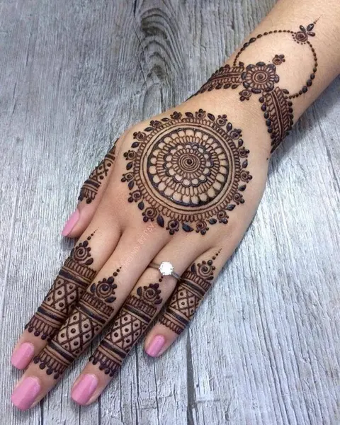 simple circle back hand mehndi design