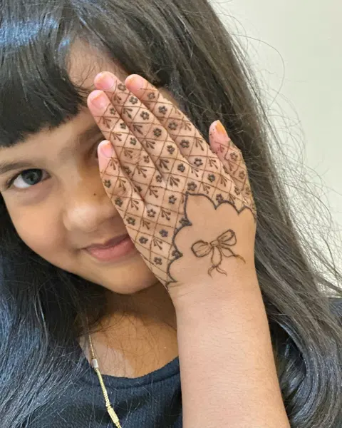 aesthetic simple heart back hand mehndi design