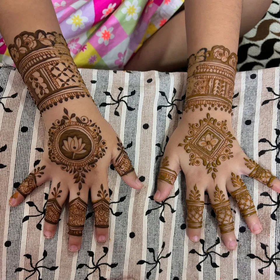 Bridal Stylish Back Hand Mehndi Design with Gol Tikki and Flowers (3)