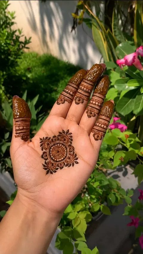 aesthetic minimal circle back hand mehndi design