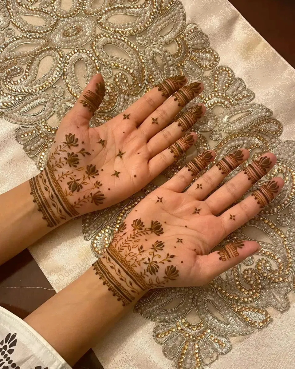 Aesthetic Bridal Finger Mehndi Design with Flowers and Lotus